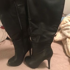 Black heeled knee boots